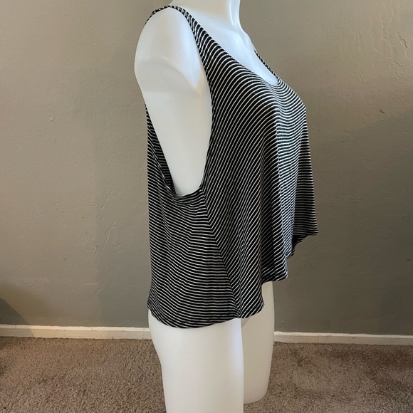 Black and White Flowing Crop Tank Top - Picture 3 of 5